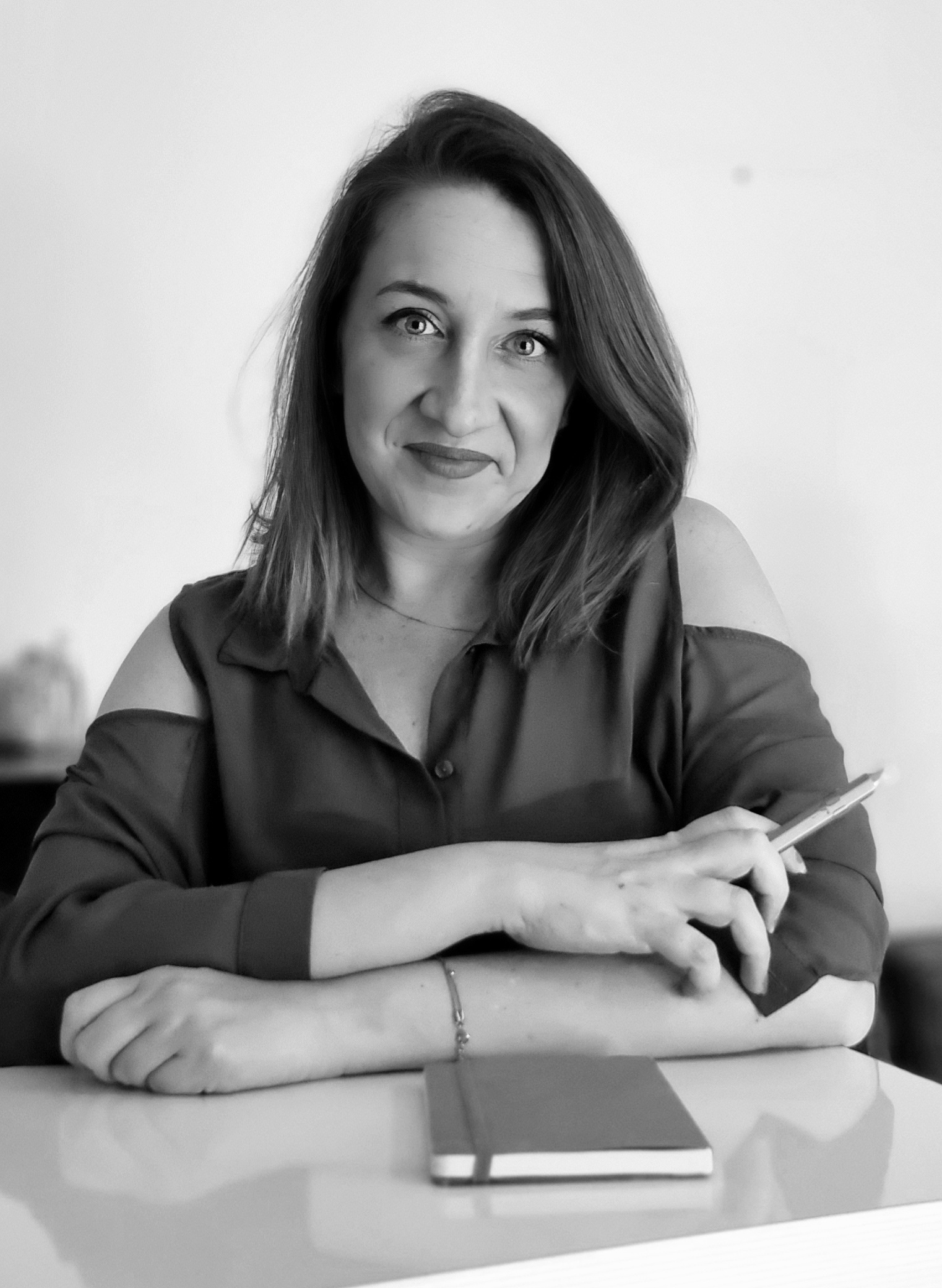 photo en noir et blanc de marion viareggi, copywriter